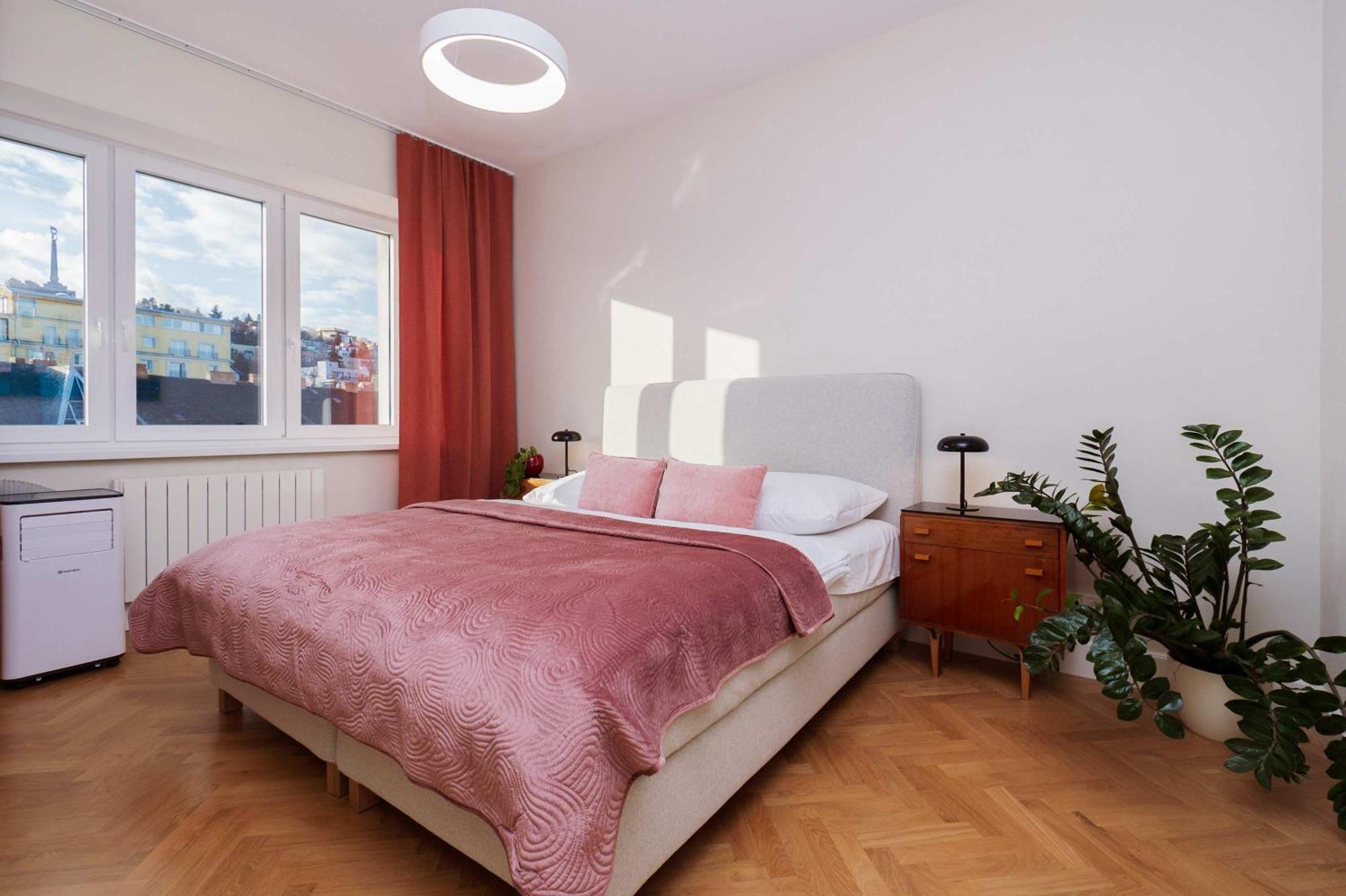 Old Town Velvet Retreat - Style And Comfort *
